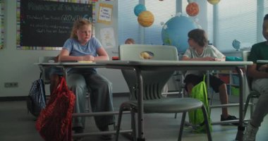 Hüzünlü ilkokul öğrencisi, sınıf arkadaşları ona zorbalık yaparken yalnız başına oturuyor ve ağlıyor, gülüyor ve kağıtları fırlatıyor. Okul zorbalığından, arkadaş tacizinden ve duygusal mücadeleden muzdarip kız.