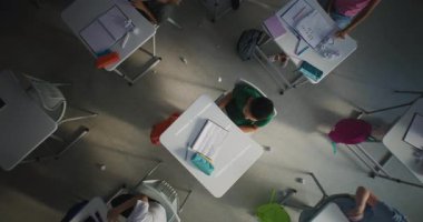 Sınıftakiler ona zorbalık yaparken, gülerken ve kağıt fırlatırken üzgün Afrikalı Amerikalı İlköğretim Öğrencisi Masasında Oturup Ağlıyor. Okulda ırkçı tacizden muzdarip bir çocuk. Üst Görünüm Döndürülüyor