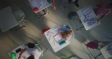 Sınıf arkadaşları, Masada Oturan ve Ağlayan Üzgün İlkokul Kızına Zorbalık Ediyor Gülüyorlar ve Kağıt Fırlatıyorlar. Akran Tacizi, Duygusal ve Fiziksel Taciz 'den muzdarip. Üst Görünüm Döndürülüyor.