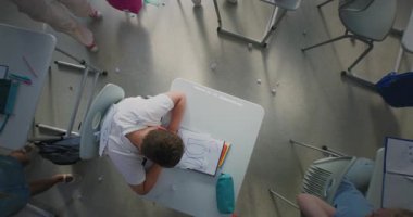 Sınıftakiler ona zorbalık yaparken, gülerken, kağıt fırlatırken, masada tek başına oturan ve ağlayan ilkokul öğrencisini üzmek. Akran Tacizi ve Okul Zorbalığından muzdarip. Üst Görünüm Döndürülüyor.