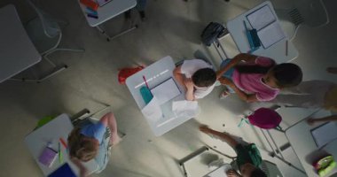 Hüzünlü ilkokul öğrencisi, sınıf arkadaşları ona zorbalık yaparken yalnız başına oturuyor ve ağlıyor, gülüyor ve kağıtları fırlatıyor. Akran Tacizi ve Okul Zorbalığından muzdarip. Üst Görünüm Döndürülüyor.