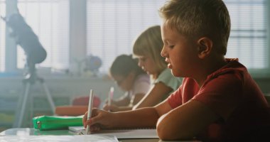 Resepsiyonda oturan ilkokul öğrencileri, Okul Sınavı veya Not Defterlerinde Ders Yazıyorlar. Modern Sınıfta Çevre Bilimi ve Coğrafya okuyan Zeki Çeşitli Çocuklar Sınavı.