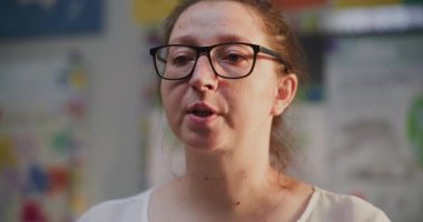 Bayan öğretmen konuşuyor ve öğrencilere ders veriyor, okul çocuklarına fen dersi veriyor. Modern Renkli Sınıfta Coğrafya, Ekoloji veya Matematik Eğitimi Yapan Kadın. Portre Görünümünü Kapat.