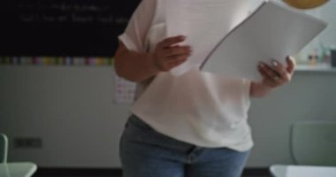 Bayan Öğretmen Ders Öncesi Çocuklar İçin Masalara Yazma Görevleri Veriyor. Sınıfta Okul Sınavı için Öğretmenlik Organizasyonu Bölümü, Modern İlkokulda Çalışma. El bilgisayarı.