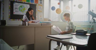 Bayan Öğretmenler Okul Sınavı Sonuçları İlkokul çocuğuna, Yetersiz Performans, Düşük Notlar ve Öğrencilerle Davranış Tartışması. Çocukların Öğrenmesini Desteklemek İçin Ders Sonrası Toplantı. Yavaş Hareket