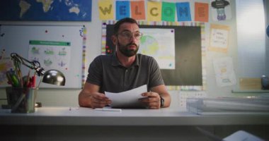 Erkek Öğretmen İlkokul Çocuğunun Annesine Sınav Sonuçlarını Veriyor. Kötü Performans ve Öğrenci Davranışları Hakkında Konuşan Öğretmen. Çocukların Öğrenmesini Desteklemek İçin Aileler Gecesi. Doli Vuruşu.