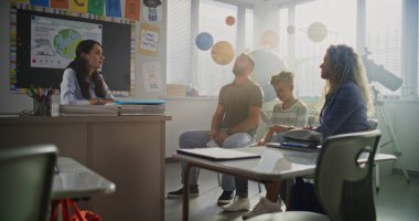 Genç Çocuğun Okul Sınavı Sonuçlarını Ailesine Veren Bayan Öğretmen. İlköğretim Okulu Öğrencisinin Sınıfta Akademik Başarısızlığını Tartışan Öğretmen ve Ebeveynler. Çocuk Gelişimini Desteklemek İçin Toplantı