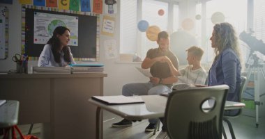 Anne ve Baba, Okul Aile Gecesi boyunca Oğullarının Test Sonuçlarına Bakıyorlar. Öğretmen ve Aile Mükemmel Akademik Performans ve İlkokul çocuğunun Davranışından Mutludur. Yavaş Hareket.