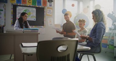 Genç Çocuğun Okul Sınavı Sonuçlarını Ailesine Veren Bayan Öğretmen. İlköğretim Okulu Öğrencisinin Sınıfta Akademik Başarısızlığını Tartışan Öğretmen ve Ebeveynler. Çocuk Gelişimini Desteklemek İçin Toplantı