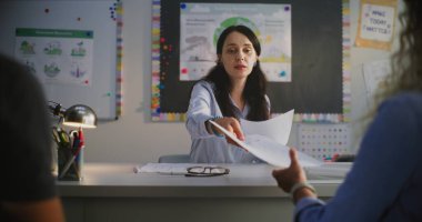 İlköğretim okulunda öğretmenlik yapan çocuğun ailesine sonuçları. Kötü Okul Performansı ve Öğrenci Davranışları Hakkında Konuşan Öğretmen. Ebeveynler Öğrenen Çocukları Desteklemek İçin Akşam Vakti.