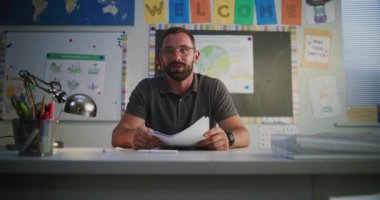 Erkek Öğretmen Annesine İlkokul Öğrencisinin Sınav Sonuçlarını Veriyor. Öğretmen Yüksek Notlar ve Akademik Başarı için Övgü Çocuğu. Çocukların Öğrenmesini Desteklemek İçin Aileler Gecesi. Doli Vuruşu.