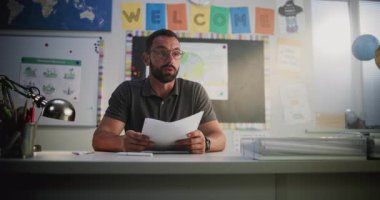 Erkek Öğretmenler Okul Sınavı Sonuçları İlkokul çocuğuna, Yetersiz Performans, Düşük Notlar ve Öğrencilerle Davranış Tartışması. Çocukların Öğrenmesini Desteklemek İçin Ders Sonrası Toplantı. Doli Vuruşu.