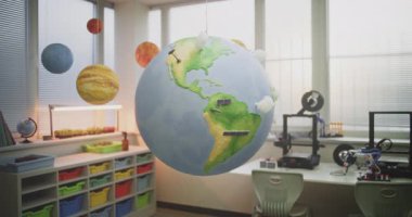 Modern STEM Sınıfı: Minyatür Rüzgar Türbinleri ve Güneş Panelleri Modelleri ile Dönen Dünya Modeli. Bilim Dersinde Yenilenebilir Teknoloji ve Yeşil Enerji Çalışmaları Küresi. Doli Vuruşu.