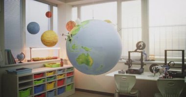 Modern Sınıfta Asılı Minyatür Rüzgâr Türbinleri ve Güneş Panelleri 3D Modelleri ile Dünya. Yenilenebilir Enerji Teknolojileri, Bilim ve Ekoloji Çalışmaları için Dünya Modeli. BTMM Eğitim. Sabit Çekim.