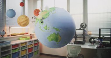 Modern Sınıfta Asılı Minyatür Rüzgâr Türbinleri ve Güneş Panelleri 3D Modelleri ile Dünya. Yenilenebilir Enerji Teknolojileri, Bilim ve Ekoloji Çalışmaları için Dünya Modeli. BTMM Eğitim. Sabit Çekim.