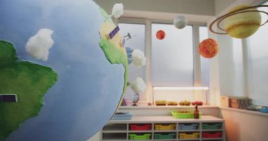 Modern Sınıfta Asılı Rüzgâr Türbinlerinin Minyatür 3D Modelleri ve Güneş Panelleri ile Dünya 'yı Kapat. Yenilenebilir Enerji Teknolojileri, Bilim ve Ekoloji Çalışmaları için Dünya Modeli. STEM Eğitimi.