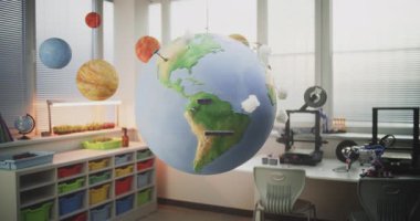 Modern STEM Sınıfı: Minyatür Rüzgar Türbinleri ve Güneş Panelleri Modelleri ile Dönen Dünya Modeli. Bilim Dersinde Yenilenebilir Teknoloji ve Yeşil Enerji Çalışmaları Küresi. Doli Vuruşu.