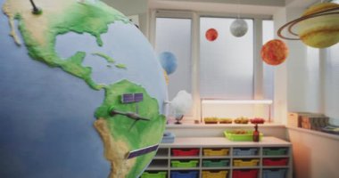 Modern STEM Sınıfı: Minyatür Rüzgar Türbinleri ve Güneş Panelleri Modelleri ile Dönen Dünya Modelinin Kapanışı. Bilim Dersinde Yenilenebilir ve Yeşil Enerji Çalışmaları İçin Dünya.