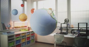 Modern Sınıfta Asılı Minyatür Rüzgâr Türbinleri ve Güneş Panelleri 3D Modelleri ile Dünya. Yenilenebilir Enerji Teknolojileri, Bilim ve Ekoloji Çalışmaları için Dünya Modeli. BTMM Eğitim. Doli Vuruşu.