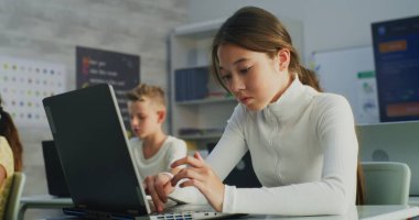 İlkokul öğrencisi Laptop 'ta Yaratıcı Proje üzerinde çalışıyor, Sanat sınıfında Dijital Yetenekler Çalışıyor. Modern Sınıfta Genç Çocuklar Çiziyor, Dijital Aygıtlar Üzerine Görevler Yapıyor. Etkileşimli BTMM Öğrenme.