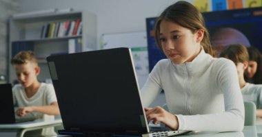 İlkokul öğrencisi Laptop 'ta Yaratıcı Proje üzerinde çalışıyor, Sanat sınıfında Dijital Yetenekler Çalışıyor. Modern Sınıfta Genç Çocuklar Çiziyor, Dijital Aygıtlar Üzerine Görevler Yapıyor. Etkileşimli BTMM Öğrenme.