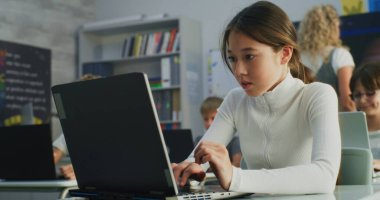 İlkokul öğrencisi Laptop 'ta Yaratıcı Proje üzerinde çalışıyor, Sanat sınıfında Dijital Yetenekler Çalışıyor. Modern Sınıfta Genç Çocuklar Çiziyor, Dijital Aygıtlar Üzerine Görevler Yapıyor. Etkileşimli BTMM Öğrenme.