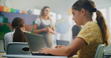 Laptop 'ta İlkokul Kızı Çizimi, Modern Sınıfta Dijital Yetenekler Uygulaması. Dijital Ekran Kullanarak Sanat Dersinde Genç Çocuklara Rehber Öğretmenlik Yapıyor. Yaratıcı BTMM Öğrenme.