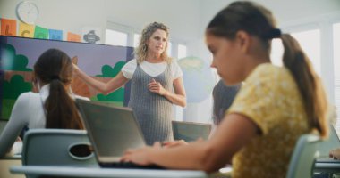 Laptop 'ta İlkokul Kızı Çizimi, Modern Sınıfta Dijital Yetenekler Uygulaması. Dijital Ekran Kullanarak Sanat Dersinde Genç Çocuklara Rehber Öğretmenlik Yapıyor. Yaratıcı BTMM Öğrenme.