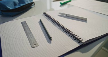 Öğrenci Okul Malzemeleri ile Okul Masasının Kapanışı: Kalem, Kalem ve Kalem, Yazma Defteri. Modern İlkokulun Parlak Sınıfı, Çocukların Çalışması için Yaratıcı Alan, Eğitim.