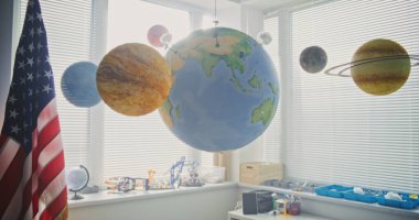 Amerikan İlköğretim Okulu: Güneş Sistemi 'nin Asılı Modelleri ve Astronomi ve Çevre Bilimi İçin Gezegenleri olan Modern Sınıfın İçi. Çocukların Eğitim ve Eğitimi İçin Yaratıcı Alan.