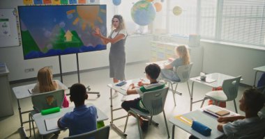 İlkokul öğrencileri Modern Sınıfta Hava Durumu Faktörleri Hakkında Temel Bilgiler Çalışıyor. Coğrafya Dersi Sırasındaki Akıllı Çocuklara Su Döngülerini Açıklayan Bayan Öğretmen Dijital Ekran Kullanıyor.