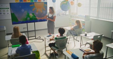 İlkokul öğrencileri Modern Sınıfta Hava Durumu Faktörleri Hakkında Temel Bilgiler Çalışıyor. Coğrafya Dersi Sırasındaki Akıllı Çocuklara Su Döngülerini Açıklayan Bayan Öğretmen Dijital Ekran Kullanıyor.