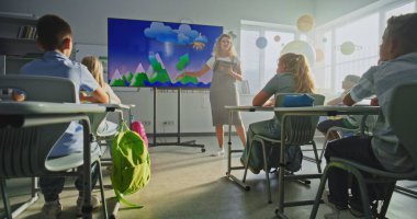 Coğrafya Sınıfı: Tablet Bilgisayarlı Kadın Öğretmen İlkokul Çocuklarına Dijital Ekran Kullanarak Öğretiyor. Oturan ve Su Döngülerini Öğrenen Genç Erkekler ve Kızlar Grubu, Hava Durumu Faktörleri. Doli Vuruşu