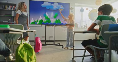 Tablet bilgisayarlı ilkokul kızı sınıfın önünde coğrafya bilgisi gösteriyor ve öğretmen dijital ekranı kullanıyor. Sınıfta Su Döngüleri ve Hava Durumu Faktörlerini Öğrenen Genç Öğrenciler.