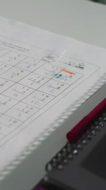 Öğrenci Okul Malzemeleri, Defterler, Matematiksel Sorunlar Kağıdı ile Okul Masasının Kapanışı. İlköğretim Sınıfı Matematik Sınıfı, Eğitim ve Çocuklar İçin Yer. Dikey Çekim.