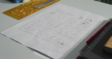 Öğrenci Okul Malzemeleri, Defterler, Matematiksel Sorunlar Kağıdı ile Okul Masasının Kapanışı. Modern İlköğretim Sınıfı Matematik Sınıfı, Çocukların Eğitim ve Eğitimi İçin Yaratıcı Alan.