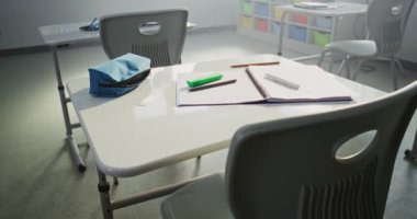 Okul Malzemeleri ile Okul Masasının Kapanışı: Kalem, Kalem ve Kalem, Not Defteri. Modern İlköğretim Okulu Sınıfı, Çocuklar için Eğitim ve İlham Veren Öğrenme Ortamı.