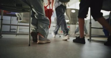 Modern Sınıfa Giden İlkokul çocuklarının diz boyu çekimi, Masalarda Oturmak ve Sırt çantalarını açmak. Ders ya da Sınavdan Önce Çocuklar Öğretmenler Grubu. Yavaş Hareket.