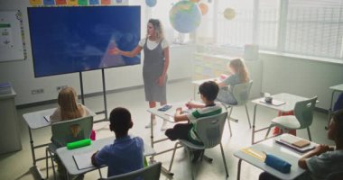 İlkokul öğrencileri Modern Sınıfta Hava Durumu Faktörleri Hakkında Temel Bilgiler Çalışıyor. Coğrafya Dersi Sırasındaki Akıllı Çocuklara Su Döngülerini Açıklayan Bayan Öğretmen Dijital Ekran Kullanıyor.