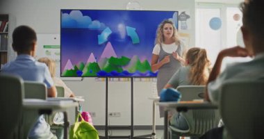 İlkokul öğrencileri Modern Sınıfta Hava Durumu Faktörleri Hakkında Temel Bilgiler Çalışıyor. Coğrafya Dersi Sırasındaki Akıllı Çocuklara Su Döngülerini Açıklayan Bayan Öğretmen Dijital Ekran Kullanıyor.