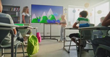 Tablet bilgisayarlı ilkokul kızı sınıfın önünde coğrafya bilgisi gösteriyor ve öğretmen dijital ekranı kullanıyor. Sınıfta Su Döngüleri ve Hava Durumu Faktörlerini Öğrenen Genç Öğrenciler.