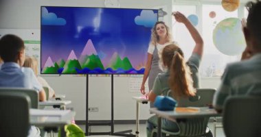 Coğrafya Sınıfı: Dijital Ekran Kullanarak İlkokul Çocuklarına Öğretmenlik Yapan Kadın Öğretmenler. Genç Kız, Sınıf Arkadaşlarının Önünde Su Döngüsü ve Hava Durumu Faktörlerini Açıklıyor, Sorulara Cevap Veriyor.