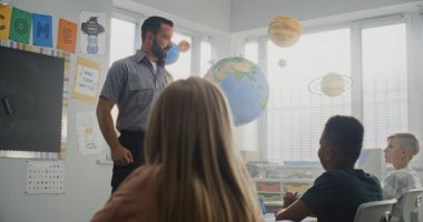 Erkek Polis Ziyaret Sınıfı, Meraklı İlkokul Öğrencilerine Güvenlik Kuralları Konulu Konferans Vermek, Soruları Cevaplamak. Genç Çocuklar Polis Memurunu Dinliyor, Hukuk ve Koruma Hakkında Öğreniyor.