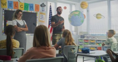 Amerikan Ordusu İlköğretim Okulu Öğrencilerine Disiplin, Askeri Bilim ve Ordu Hakkında Ders Veriyor. Kadın Öğretmen Yakınlarda Duruyor, Çocuklar Kariyer Eğitimi Dersinde Dinliyor.