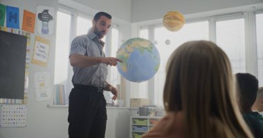 Erkek Polis Ziyaret Sınıfı, Meraklı İlkokul Öğrencilerine Güvenlik Kuralları Konulu Konferans Vermek, Soruları Cevaplamak. Genç Çocuklar Polis Memurunu Dinliyor, Hukuk ve Koruma Hakkında Öğreniyor.