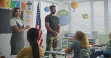 Amerikan Ordusu İlköğretim Okulu Öğrencilerine Disiplin, Askeri Bilim ve Ordu Hakkında Ders Veriyor. Kadın Öğretmen Yakınlarda Duruyor, Çocuklar Kariyer Eğitimi Dersinde Dinliyor.