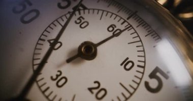 Zaman aşımı: Metalik Kutulu Makro Yakın Çekim Mekanik Kronometreyle ve İkinci El ile Çevirmeyi Temizle. Ölçüm, Geri sayım, Spor Eğitimi ve Rekabetçi Atletizm Zamanlaması.