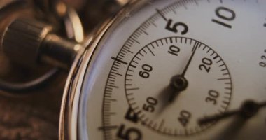 Zaman aşımı: Makro Yakın çekim Mekanik Kronometre Metalik Çanta ve Çevirmeli İkinci El. Ayrıntılar Spor, Rekabet, Geri sayım, Atletizm Ölçüleri.