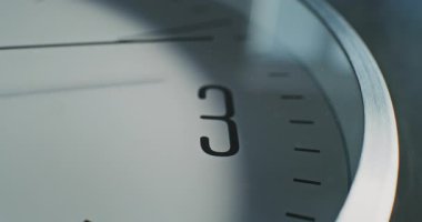 Minimalist Duvar Saatinin Macro Yakın plan Çekimi. Çevirme ve İkinci El 'de 12 Numara. Modern İç Tasarım Elementi. Zaman kavramı, dakiklik, bekleme, zaman yönetimi ve yaşam tarzı.