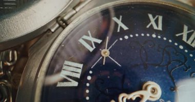 Zarif Antika Cep Saati 'nin Macro Close Up' ı. Roma Rakamları ve Detaylı Mavi Çember ile. Klasik Tasarım, Zamansız Stil, Gelenek, Lüks Sanatçılık ve Zaman kavramını ön plana çıkarıyor. Zaman Süreleri.